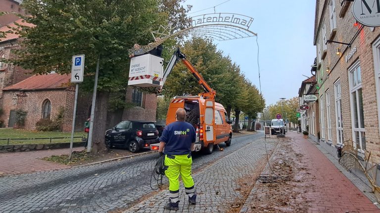 2023 11 09 stadtwerke bringen winterbeleuchtung an