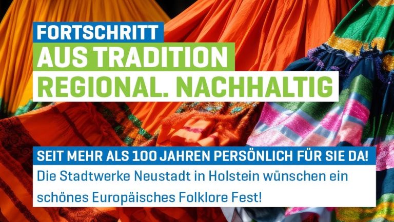 Bunte traditionelle Stoffe mit Texten zu Fortschritt, Regionalität und Nachhaltigkeit sowie Gruß zum Europäischen Folklore Fest