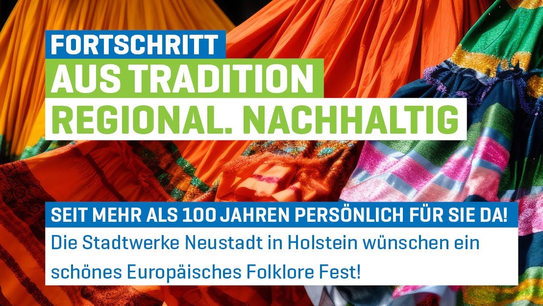 Bunte traditionelle Stoffe mit Texten zu Fortschritt, Regionalität und Nachhaltigkeit sowie Gruß zum Europäischen Folklore Fest